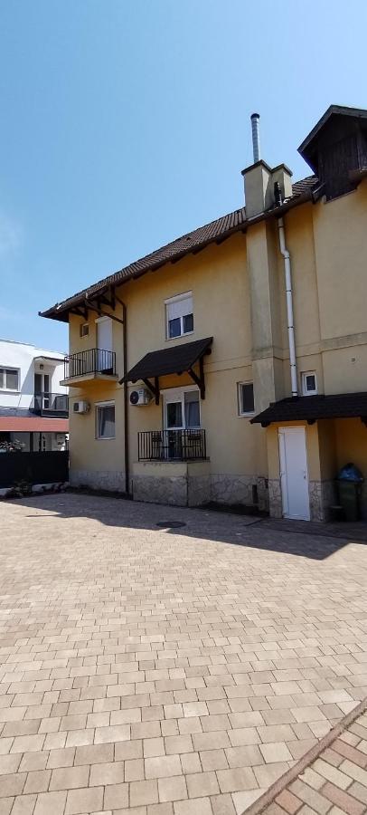 Levendula Apartmanhaz Хайдусобосло Экстерьер фото