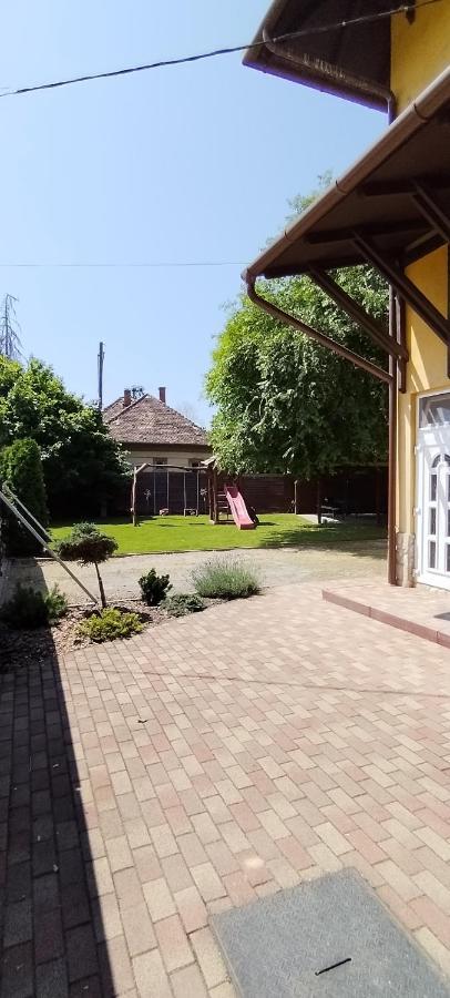 Levendula Apartmanhaz Хайдусобосло Экстерьер фото